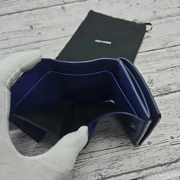 Yves Saint Laurent mini Trifold blue wallet with coin pouch, dust bag included - Picture 3 of 7